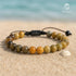 Handgefertigtes Achat-Armband auf Sandstrand – Urlaub, Freiheit und Erdung mit UNIQAL